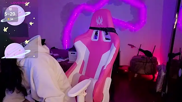 larah uwu online show from February 19, 2026, 7:54 pm