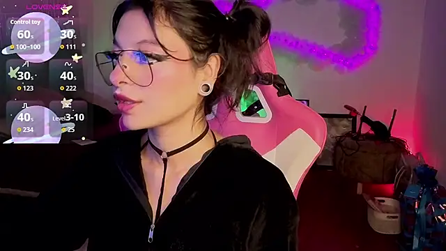 larah uwu online show from March 17, 2026, 8:56 pm