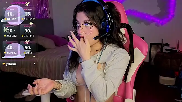 larah uwu online show from April 21, 2026, 6:23 pm