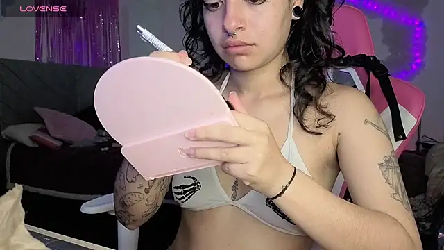 Snapshot of larah_uwu chatting on June 8, 2026, 6:19 pm larah uwu online show from June 8, 2026, 6:19 pm