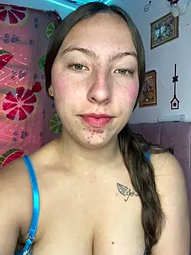 Snapshot of Tiara_19 chatting on October 20, 2025, 10:32 pm Tiara 19 online show from October 20, 2025, 10:32 pm