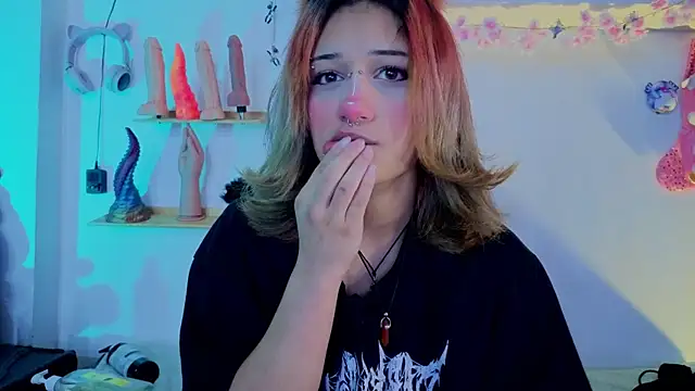 zoelight18 online show from December 14, 2025, 7:40 pm