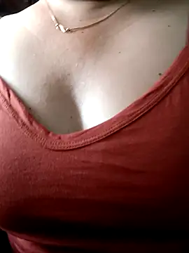 babyjunee12 online show from May 17, 2026, 6:44 am