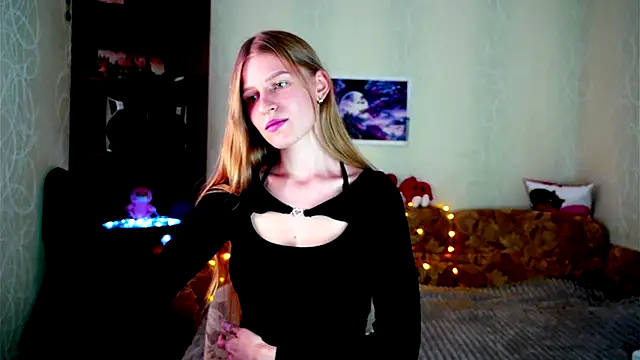 Snapshot of Luntryy chatting on October 3, 2025, 10:23 am Luntryy online show from October 3, 2025, 10:23 am