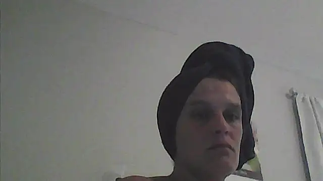 sarahkat86 online show from April 19, 2026, 11:40 pm