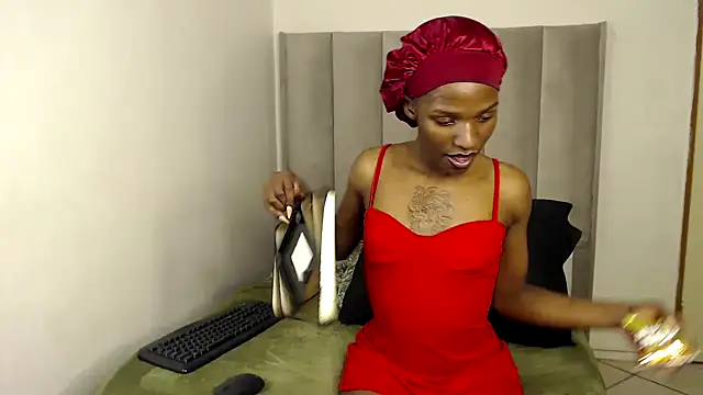 Trans fairy online show from November 21, 2025, 6:39 pm