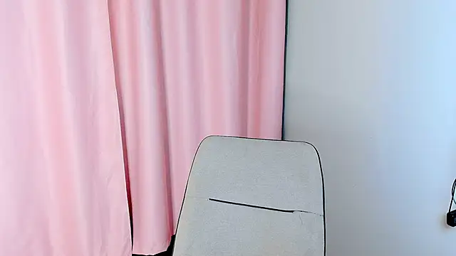 Snapshot of yoi_mika chatting on October 4, 2025, 9:57 pm yoi mika online show from October 4, 2025, 9:57 pm