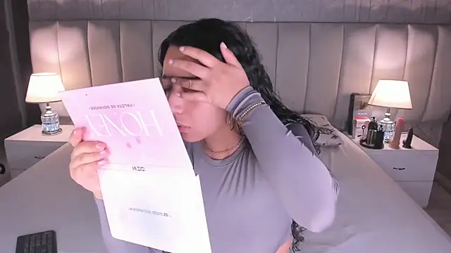 BellaSwwan online show from December 2, 2025, 1:28 pm