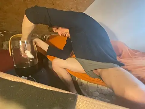 Salon1986 online show from September 17, 2025, 1:57 pm