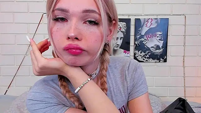 Blondy Fina online show from September 25, 2025, 5:00 am