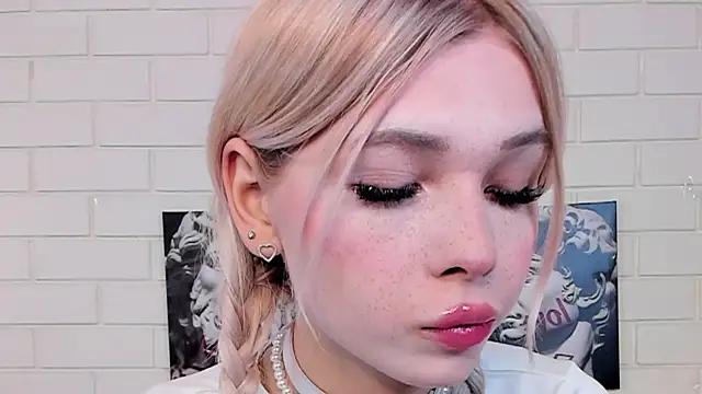 Blondy Fina online show from October 25, 2025, 5:04 am