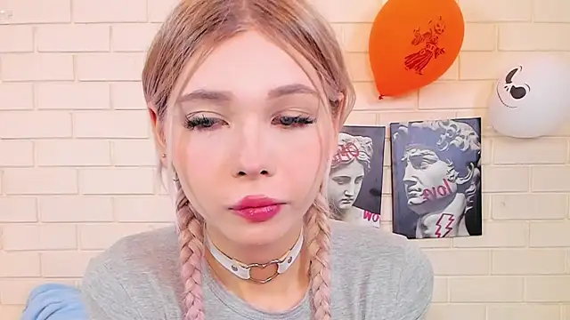 Blondy Fina online show from November 9, 2025, 4:33 am