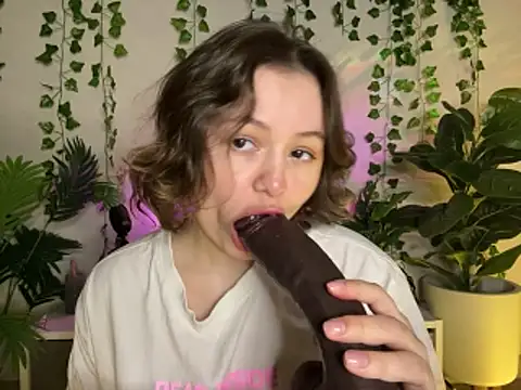 MoonIvy  online show from February 5, 2026, 6:34 pm