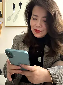 anna yngs online show from October 6, 2025, 1:58 am