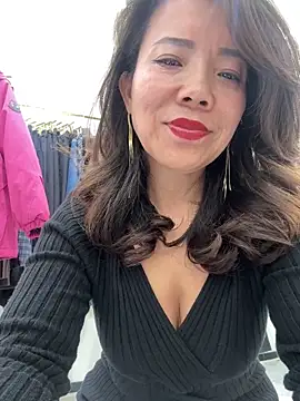 anna yngs online show from November 9, 2025, 12:25 pm