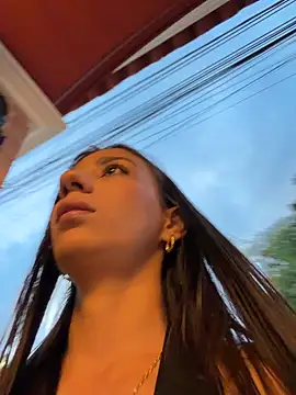 -juicy  online show from December 4, 2025, 10:40 pm