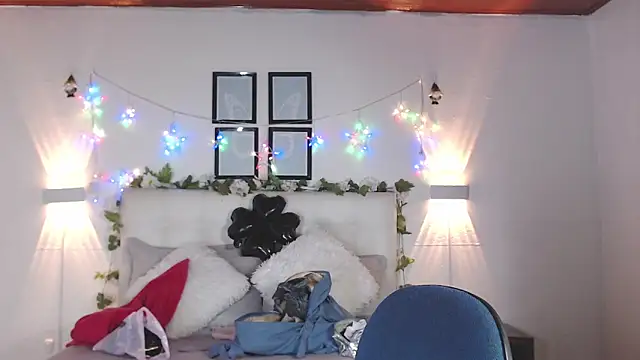 Megan 05  online show from April 14, 2026, 7:20 pm