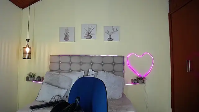 Megan 05  online show from June 11, 2026, 12:32 am