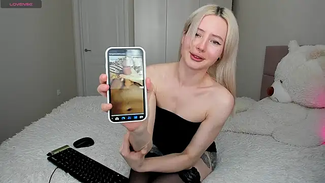 Snapshot of Lilly_lllll chatting on April 27, 2026, 10:24 am Lilly lllll online show from April 27, 2026, 10:24 am