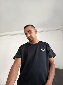 stivenlujan69 online show from April 12, 2026, 8:36 pm