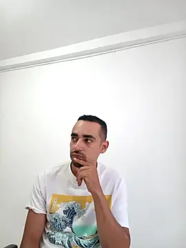 stivenlujan69 online show from April 17, 2026, 9:18 pm