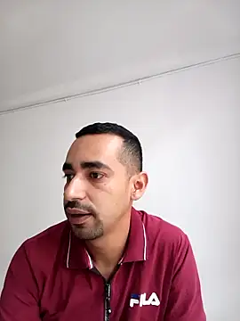 stivenlujan69 online show from April 18, 2026, 9:59 pm