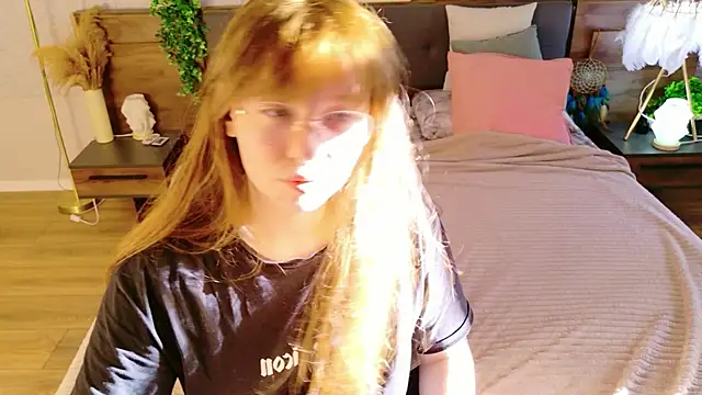 Snapshot of Moon__Bunny chatting on May 29, 2026, 3:21 pm Moon Bunny online show from May 29, 2026, 3:21 pm