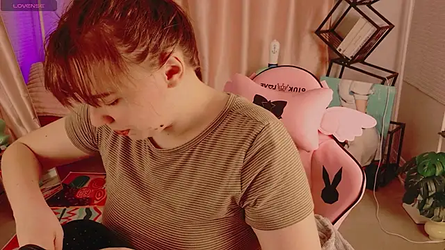 Snapshot of Moon__Bunny chatting on June 7, 2026, 3:27 pm Moon Bunny online show from June 7, 2026, 3:27 pm