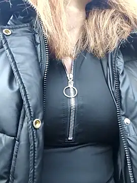 YOOUR EVAA online show from October 4, 2025, 11:41 am