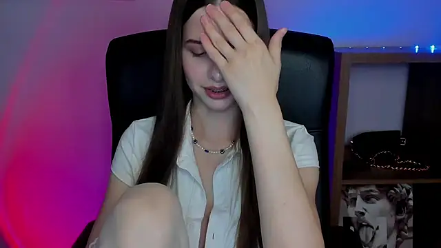 LuxMaya online show from October 24, 2025, 7:05 am