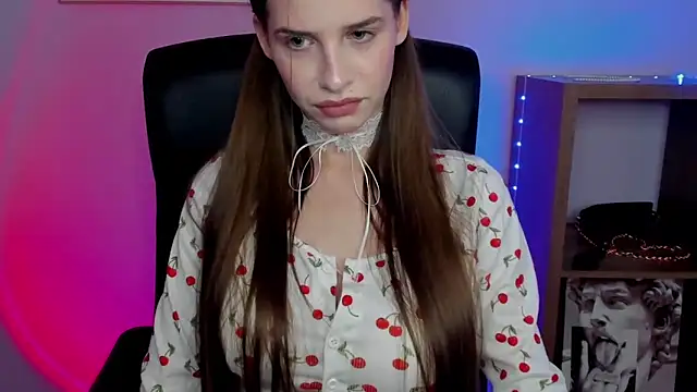 LuxMaya online show from November 12, 2025, 7:42 am