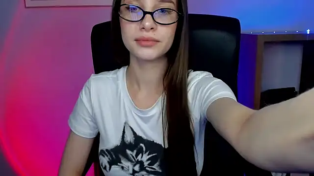 LuxMaya online show from February 12, 2026, 8:09 am