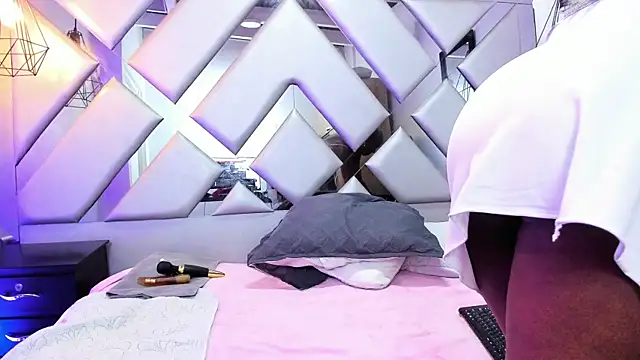 Lorenn Hill online show from September 26, 2025, 1:04 pm