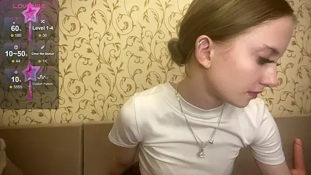 kittywithu online show from September 17, 2025, 4:52 pm