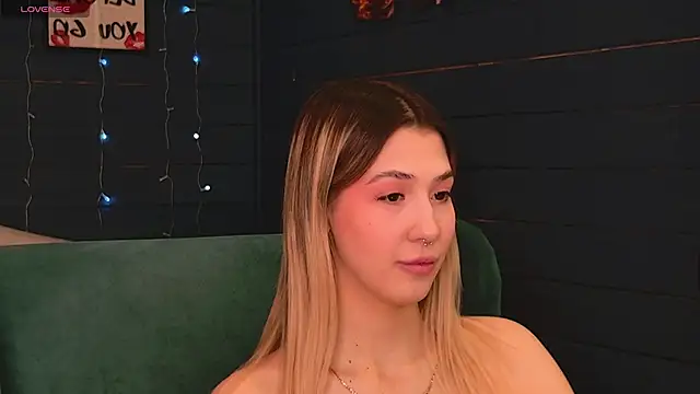 Snapshot of Bella_svon chatting on April 12, 2026, 8:30 am Bella svon online show from April 12, 2026, 8:30 am