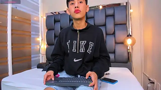 Jim twink online show from November 4, 2025, 7:35 pm