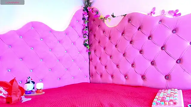 Snapshot of Sheilly_brown chatting on June 3, 2026, 7:19 pm Sheilly brown online show from June 3, 2026, 7:19 pm