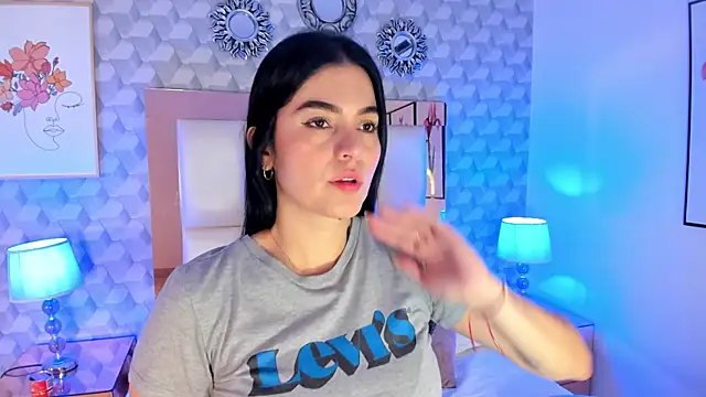 Sasha  sims   online show from October 21, 2025, 11:44 am