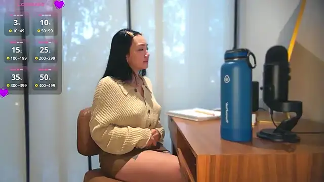 yuzhara online show from November 5, 2025, 1:44 pm