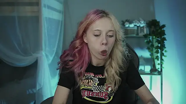 SakuraBliss online show from October 22, 2025, 3:34 pm