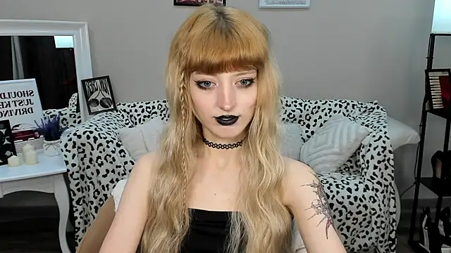 MistyMarlo online show from April 21, 2026, 1:42 am