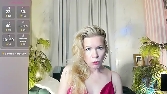 Julia Giulia online show from April 8, 2026, 2:28 pm