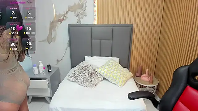 TIFFANY BELLO online show from November 24, 2025, 10:31 pm