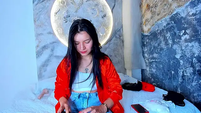 RoxanaBorns  online show from October 28, 2025, 12:30 pm