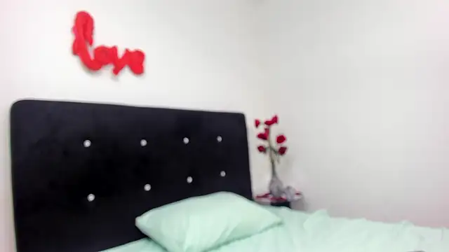 Snapshot of RoxanaBorns_ chatting on February 15, 2026, 4:31 am RoxanaBorns online show from February 15, 2026, 4:31 am