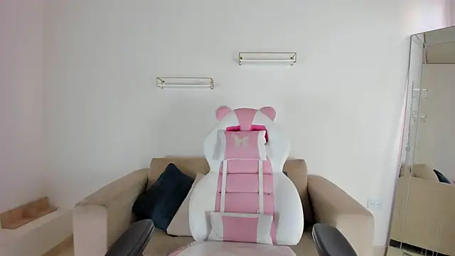 april smiith online show from October 22, 2025, 12:27 pm