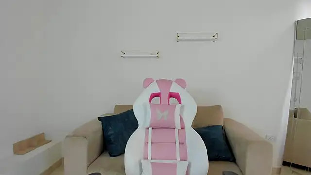 april smiith online show from November 6, 2025, 12:17 pm