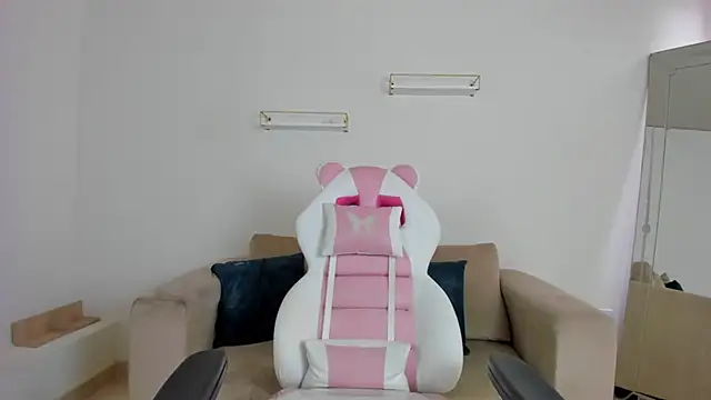 april smiith online show from November 26, 2025, 12:17 pm