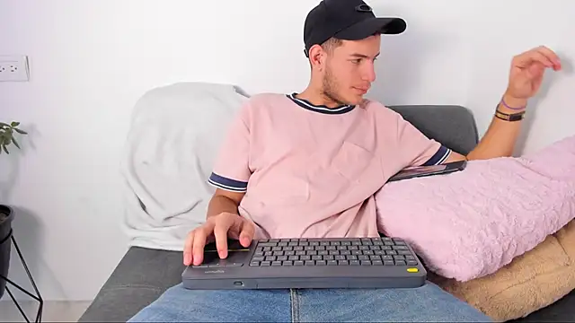 lara and danny online show from November 9, 2025, 7:45 pm