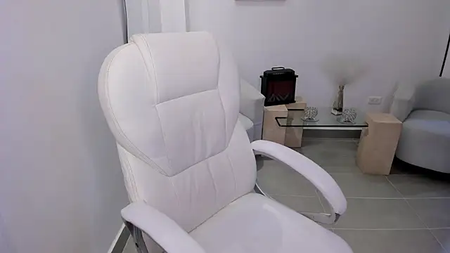 Karliie kloss  online show from October 9, 2025, 5:27 am